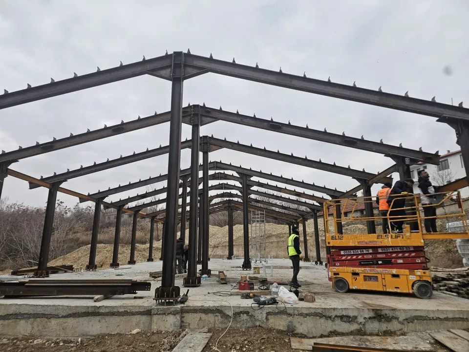 Çift eğimli çelik sundurma çerçeveleri ve montaj platformu