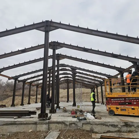 Çift eğimli çelik sundurma çerçeveleri ve montaj platformu