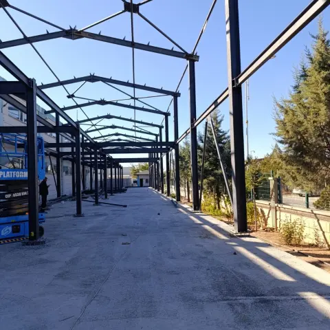 Arka arkaya dizilen çelik sundurma çerçeveleri