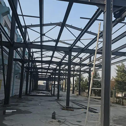 Çelik sundurma kolonları ve çatı kirişleri