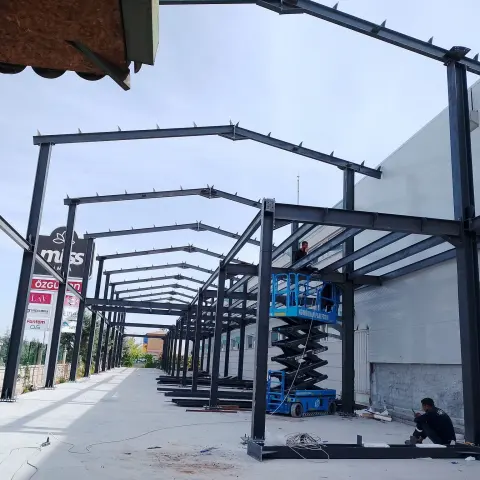 Bina boyunca uzanan çelik sundurma montajı