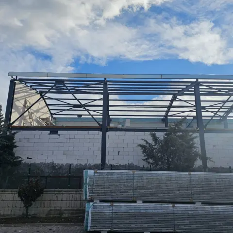 Duvar üzerine oturan çelik çatı karkası