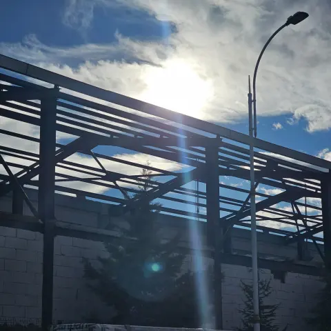 Çelik çatı karkası ve aşıklar, alttan görünüm