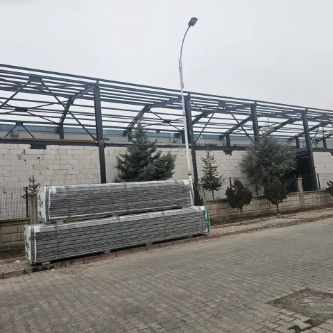 İhata duvarı üzerinde çelik çatı taşıyıcıları