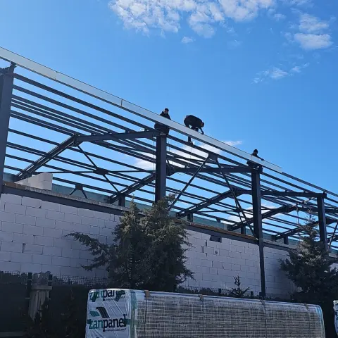 Çelik çatı karkası ve sahaya inen sandviç paneller