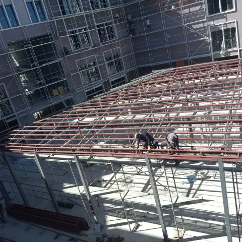 Avlu üzerine kurulan çelik çatı karkası