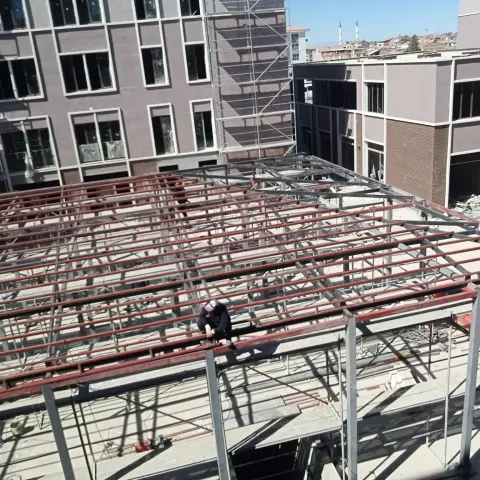 Avlu üstü çelik çatı, üst kattan görünüm