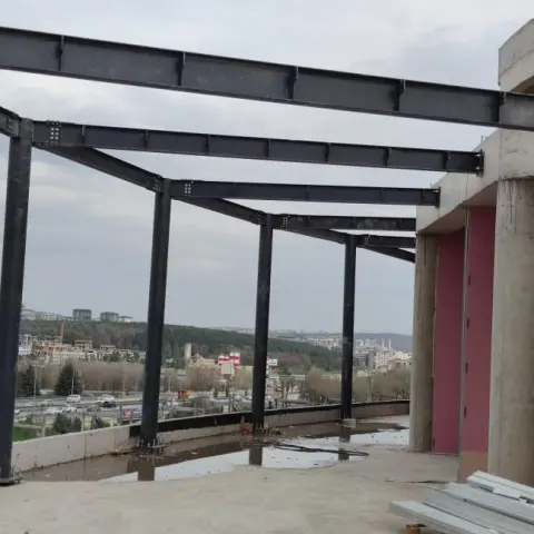 Çatı katında çelik çerçeve montajı