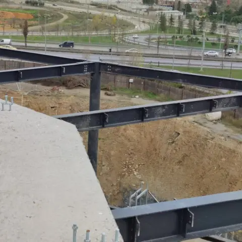 Teras üzerinde çelik kiriş montajı