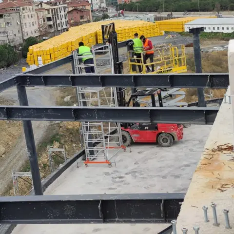 Çatı katında çelik çerçeve ve duvar örgüsü