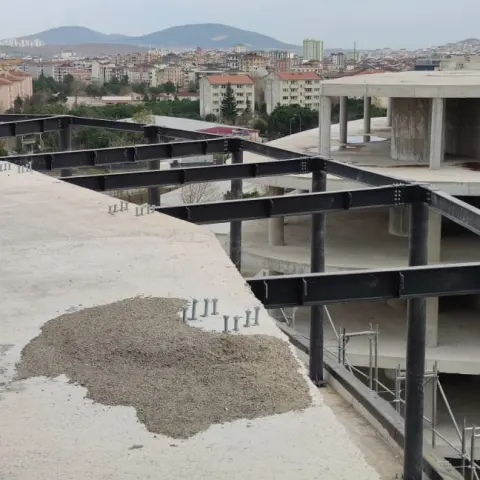 Betonarme bina üzerine eklenen çelik çatı katı