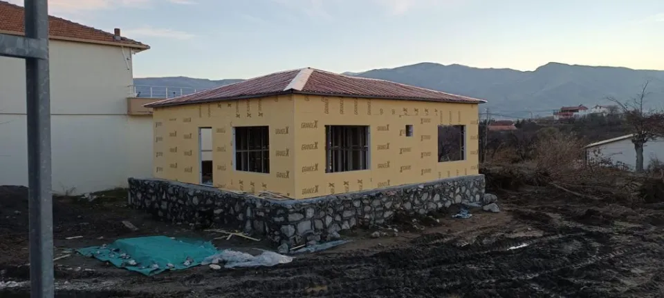 Taş temel üzerinde kaplaması tamamlanmış hafif çelik ev