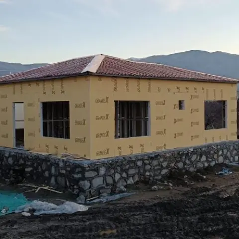 Taş temel üzerinde kaplaması tamamlanmış hafif çelik ev