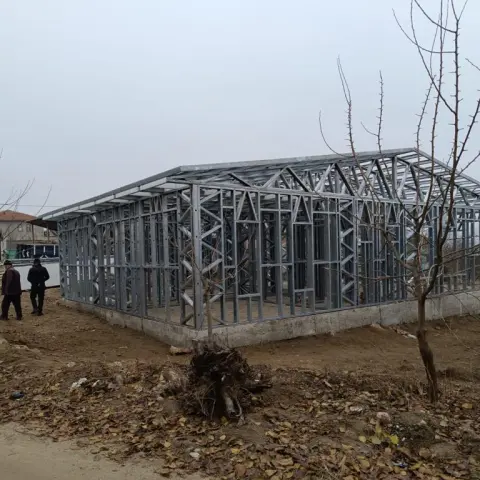 Duvar panelleri ve çatı makasları kurulmuş hafif çelik ev