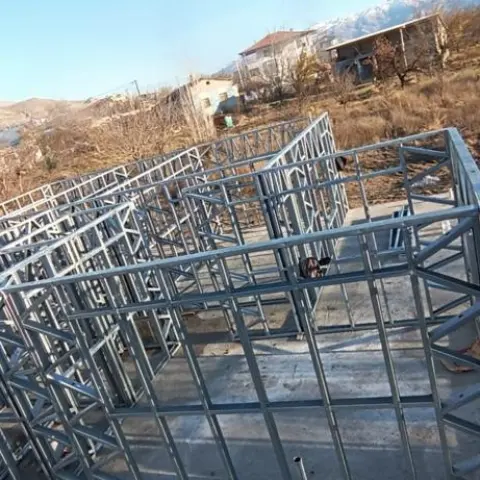 Sahada kurulan hafif çelik duvar panelleri, geniş açı