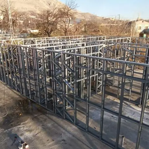 Köy yerleşiminde hafif çelik ev montajı