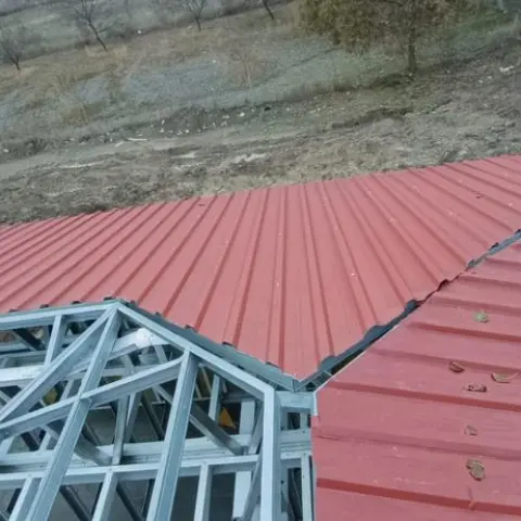 Hafif çelik çatı makasları üzerine trapez sac kaplama
