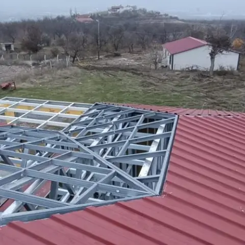 Kırma çatıda hafif çelik makaslar ve çatı kaplaması