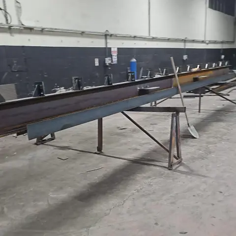 Atölyede sehpalar üzerinde çelik kiriş imalatı
