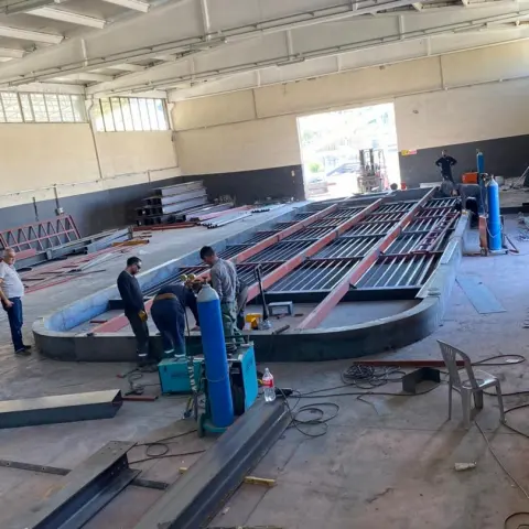 Atölyede çelik çerçeve kaynak imalatı