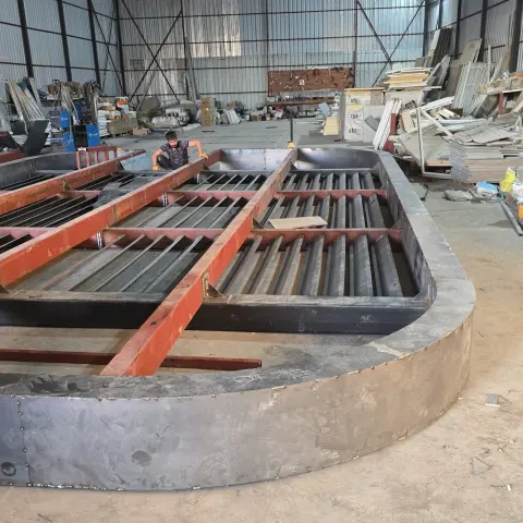 Oval çelik çerçevede ızgara kirişler