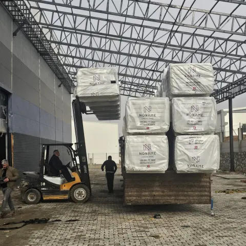 Forklift ile kamyondan malzeme indirme