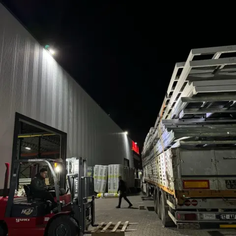 Gece vardiyasında forklift ile panel yükleme
