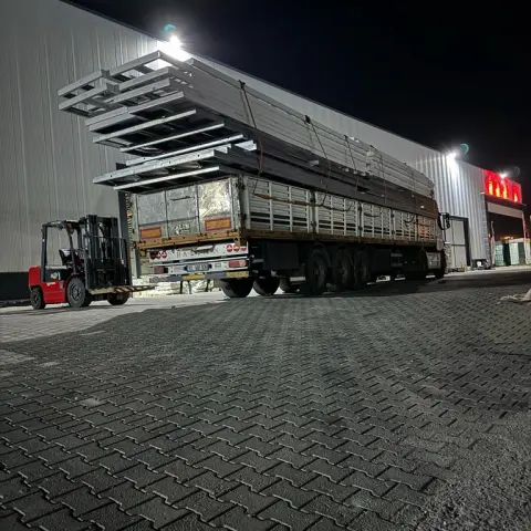 Fabrika önünde sevkiyata hazır yüklü TIR