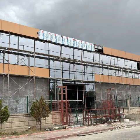 Uzun cepheli ticari yapıda çelik cephe taşıyıcıları