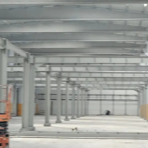 Çelik hal içinde makaslı platformla montaj çalışması