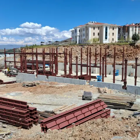 Şantiyede astar boyalı çelik kolon ve kirişlerin montajı