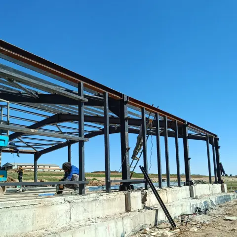 Beton temel üzerinde çelik çerçeve yapı