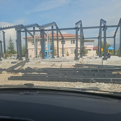 Montajı süren çelik bina iskeleti, uzaktan görünüm