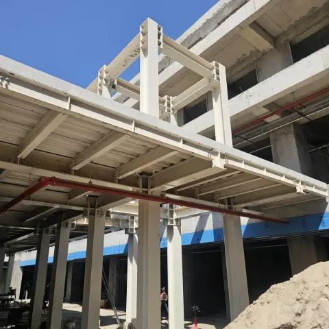 Betonarme binaya eklenen çelik kolonlu saçak