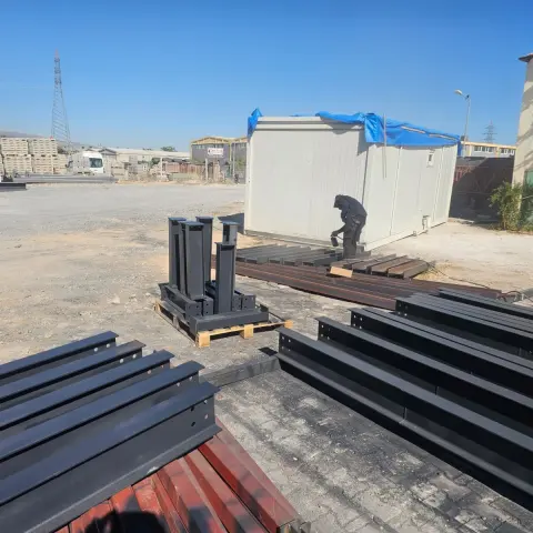 Şantiyede montaj sırası bekleyen çelik kirişler