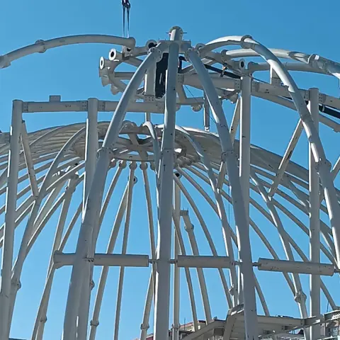 Vinçle yerine yerleştirilen çelik kubbe karkası