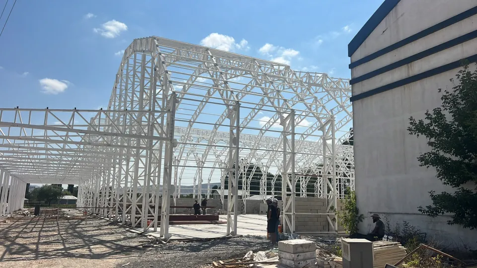 Kemer çatılı beyaz çelik yapı karkası