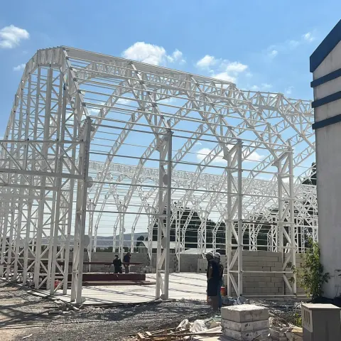 Kemer çatılı beyaz çelik yapı karkası