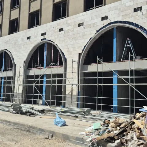 Taş kaplı kemerli cephe ve çelik kemer taşıyıcıları