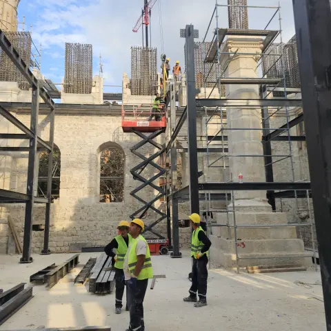 Taş yapı çevresinde çelik taşıyıcı sistem montajı