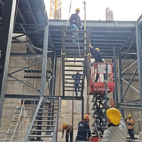 Çelik taşıyıcı sistemde merdiven ve kat kirişleri montajı