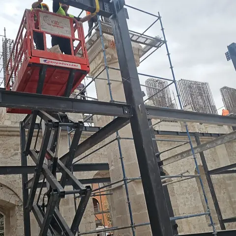 Makaslı platformla çelik kolon montajı