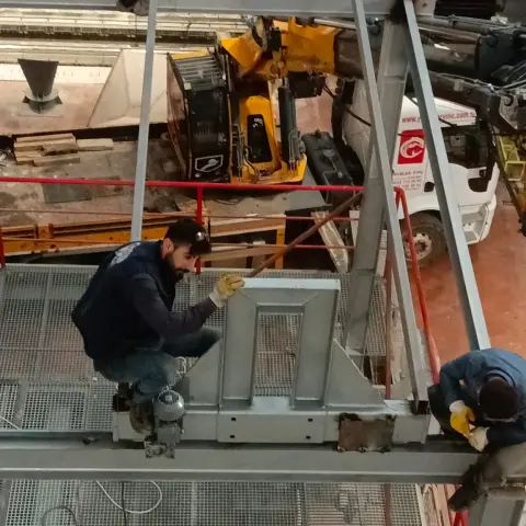 Makine üstü servis platformunda montaj çalışması