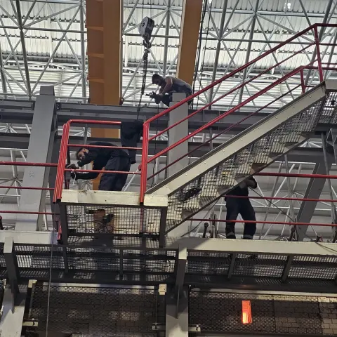Izgara döşemeli çelik platform, alttan görünüm