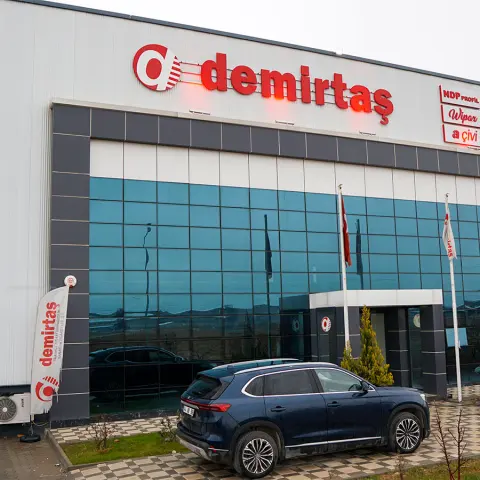 Demirtaş fabrika binasının cam cepheli girişi