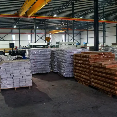 Üretim halinde paletlenmiş profil stokları ve tavan vinci