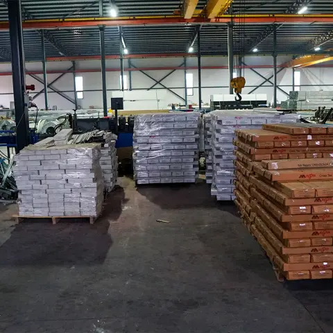 Fabrika içinde sevkiyata hazır paletli ürünler