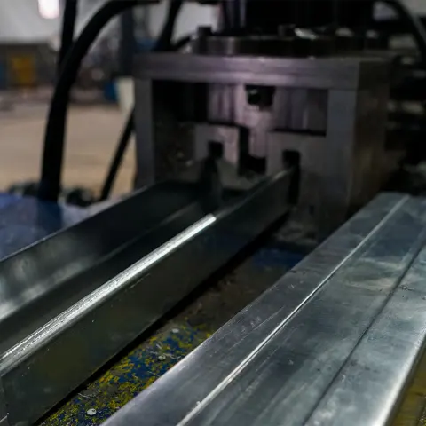 Roll-form hattından çıkan galvanizli C profil