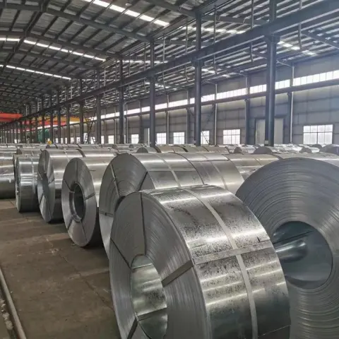 Üretim halinde sıralanmış galvanizli rulo saclar