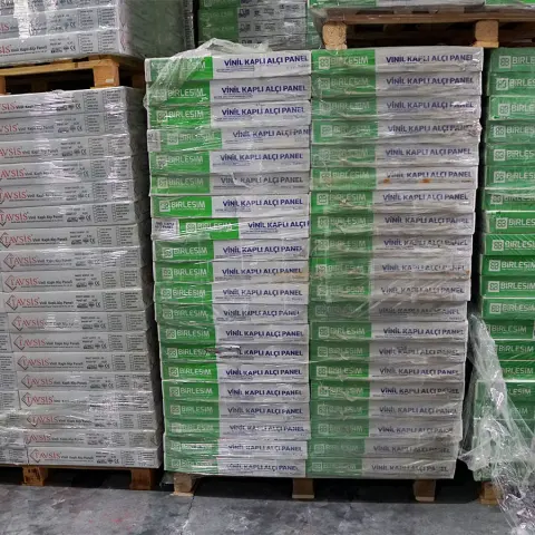 Paletlenmiş ve etiketlenmiş ürün paketleri
